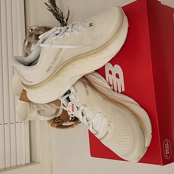 Women's New Balance, 7.5 wide width white/gold running shoe - Picture 3 of 8